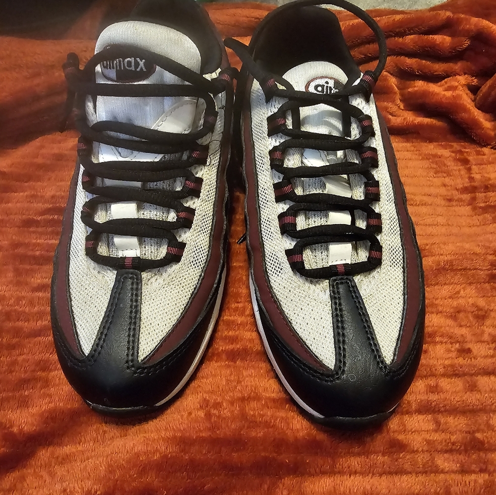 Nike Air Max Black and White And Maroon Athletic Shoes 5.5